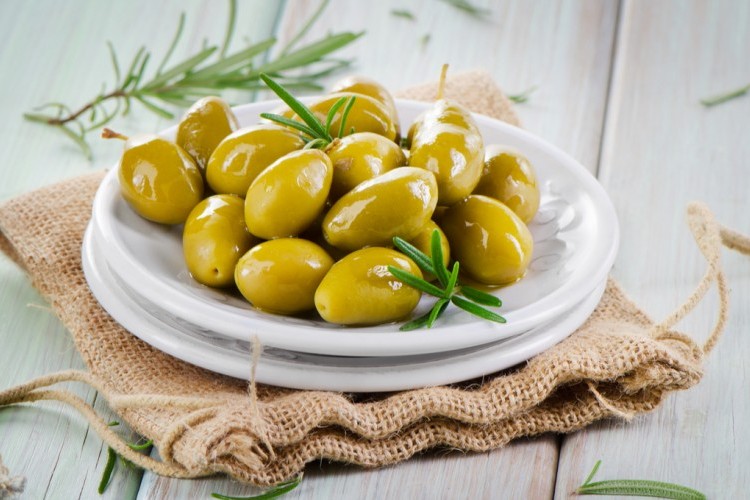 زيتون مخلل بالليمون